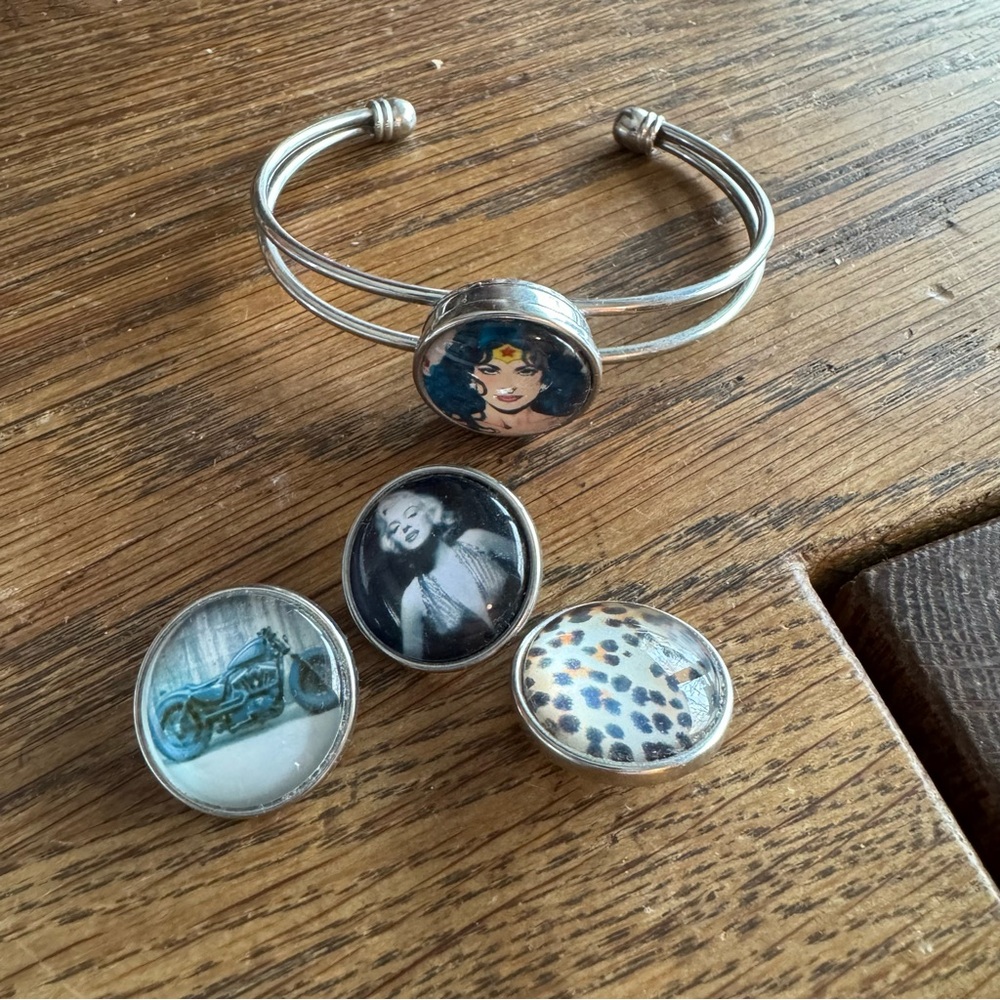 Bracelet with interchangeable faces
